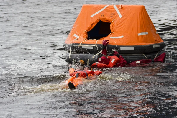 Marynarzy próbować ratować swoje życie przez pokład w łodzi ratowniczych. — Zdjęcie stockowe