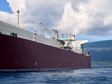 Sealine 'den LNG tanker gemisine Grand Comoros kıyı şeridi yakınlarındaki açık sularda yan görünüm.