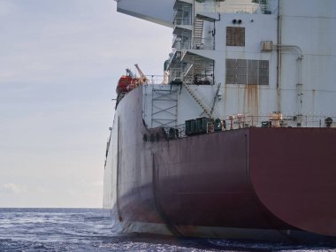 Sealine 'den kıç tarafına, Grand Comoros kıyı şeridi yakınlarındaki açık sularda LNG tanker gemisinin görüntüsünü al..