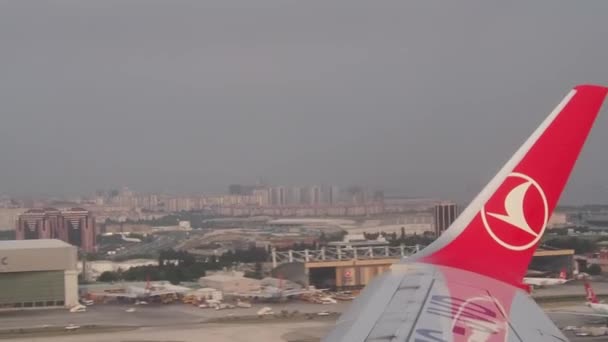 Estambul, Turquía - 20 de septiembre de 2018: Vista al ala con el logotipo de las aerolíneas turcas durante el despegue. — Vídeos de Stock