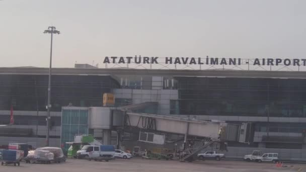 Estambul, Turquía - 20 de septiembre de 2018: Vista al aeropuerto Ataturk Havalimani desde aviones en movimiento. — Vídeos de Stock