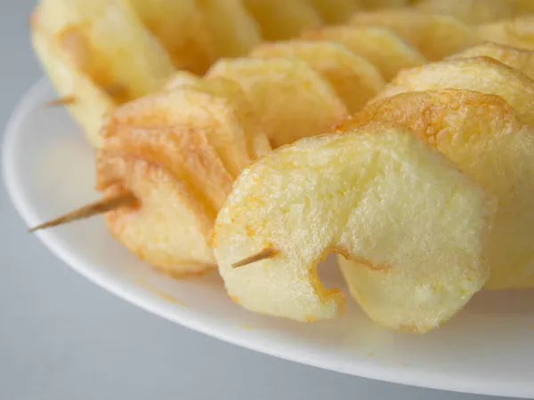 Tahta çubuklarda kızarmış patates.. 