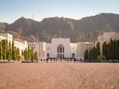 Muscat 'teki Ulusal Umman Müzesi' nin arka planında gün boyunca dağlar olan görüntüsü.