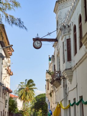 Duvarında antik bir saat olan binaya bak. Zanzibar, Tanzanya. Seçici, yumuşak odaklı.