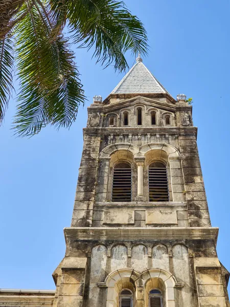 Stone Town, Zanzibar 'daki Roma St. Josephs Katolik Katedrali' nin ön cephesinin alçak açılı görüntüsü.. 