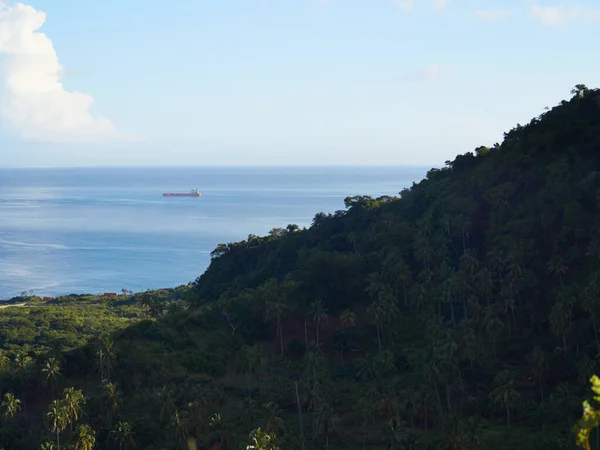 Gün boyunca Mouandzara Ambouani tepesinden okyanusa ve tanker gemisine bakın..