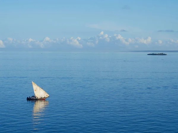 Gündüz vakti açık denizde geleneksel Afrika yelkenli teknesi.