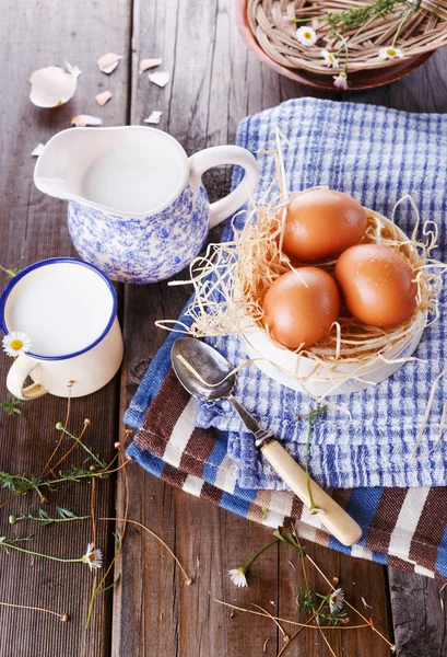 Countryside breakfast with eggs on blue kitchen towels — Stock Photo, Image