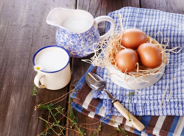 Countryside breakfast with eggs on blue kitchen towels — Stock Photo, Image