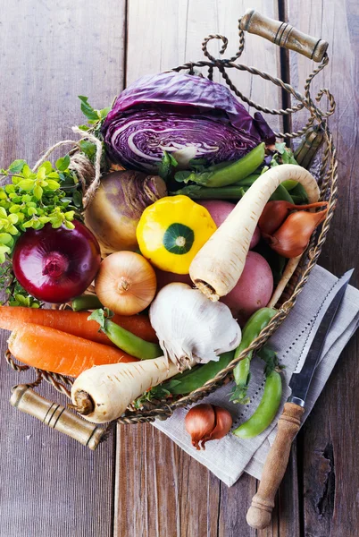 Organic healthy vegetables in the rustic basket — Stock Photo, Image