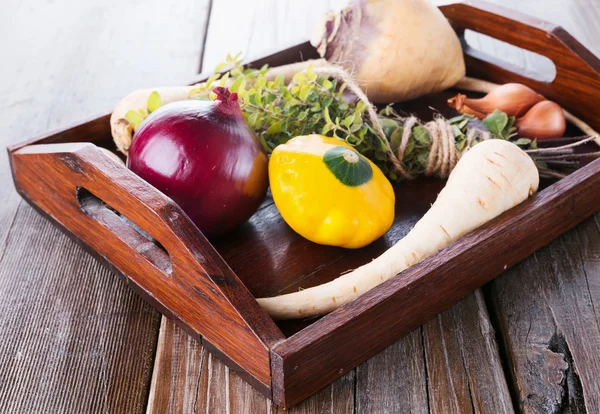 Organic vegetables and herbs on wooden tray — Stock Photo, Image