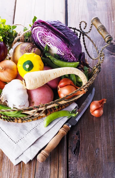 Органические здоровые овощи в деревенской корзине — стоковое фото