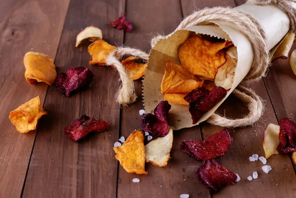 Healthy vegetable chips in a paper wrap with sea salt — Stock Photo, Image