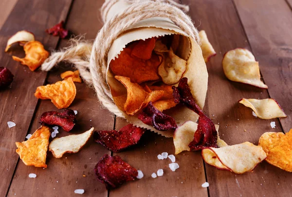 Chips de verduras saludables en una envoltura de papel con sal marina Fotos De Stock Sin Royalties Gratis