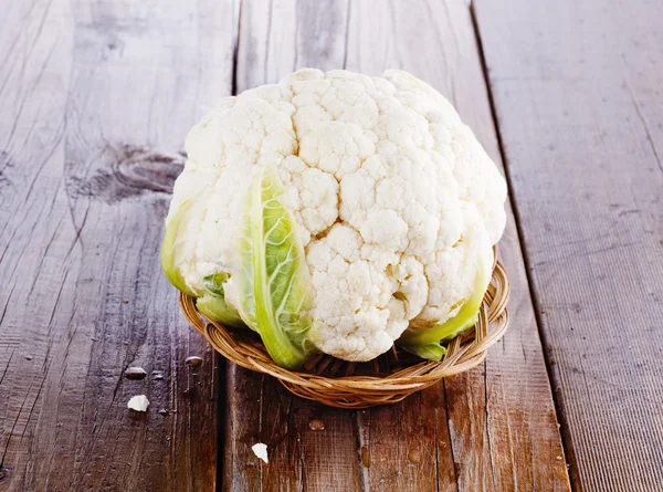 Single cauliflower on rustic wooden background — Stock Photo, Image