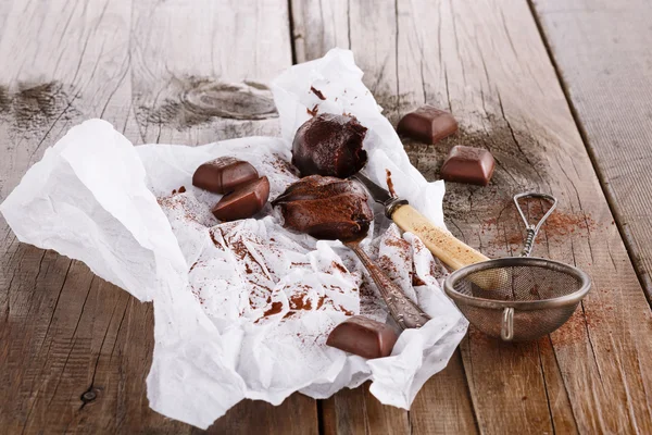 Cacao spalmato su cucchiai e cioccolato fondente su fondo di legno — Foto Stock