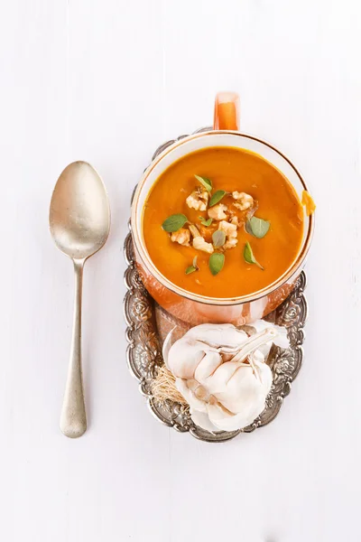 Soupe de citrouille et ail sur fond blanc — Photo