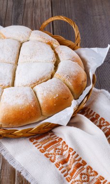 ahşap zemin üzerinde taze pişmiş ekmek