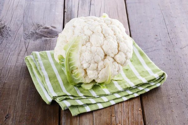 Single cauliflower on wooden background — Stock Photo, Image