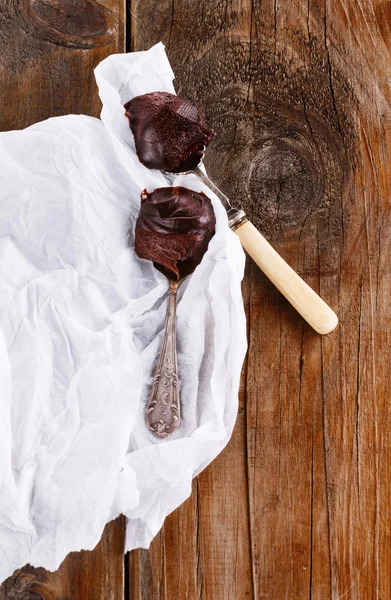 巧克力的传播上勺子在木制的背景 — 图库照片