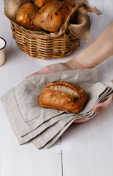 Handen met ciabatta brood — Stockfoto