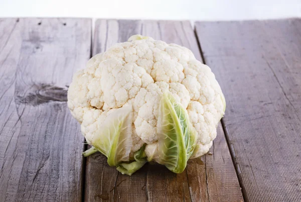 Coliflor única sobre fondo rústico de madera — Foto de Stock