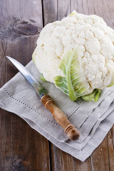 Single cauliflower on a wooden background — Stock Photo, Image