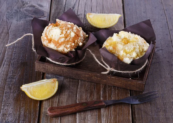 Muffins sabor limão no fundo de madeira escura — Fotografia de Stock