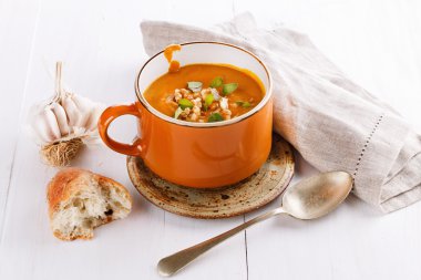 rustik ekmek ve sarımsak ile kabak çorbası