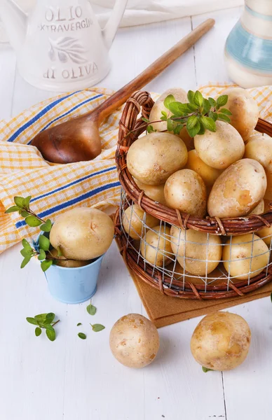 Φρέσκα βιολογικά πατάτες σε ένα αγροτικό καλάθι που vintage — Φωτογραφία Αρχείου