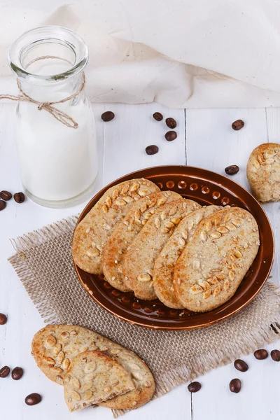 Здоровый завтрак печенье на белом деревянном фоне — стоковое фото