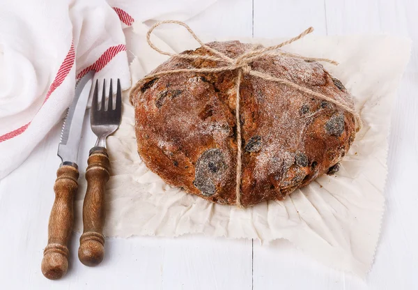 Ropogós kenyér, fehér fa háttér — Stock Fotó