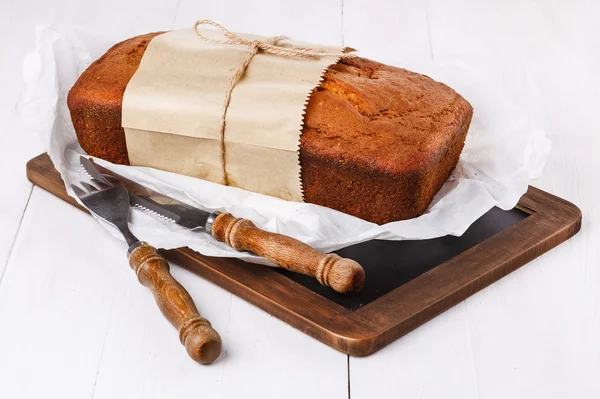 Pumpkin bread loaf over white wooden background — Stock Photo, Image