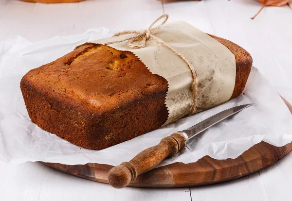 Pumpkin bread loaf over white wooden background — Stock Photo, Image