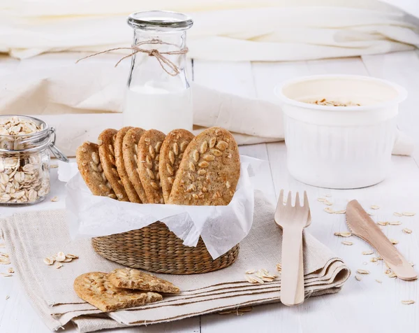 Desayuno saludable con leche y galletas integrales —  Fotos de Stock