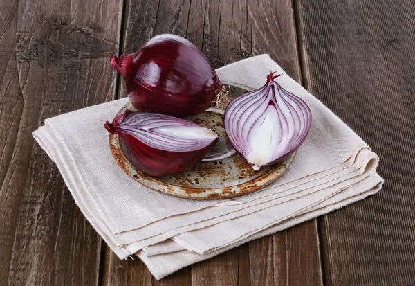 Rödlök på ett rustikt trä bakgrund — Stockfoto