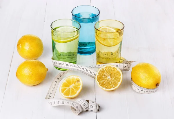 Lemon organik dan limun di atas latar belakang putih — Stok Foto