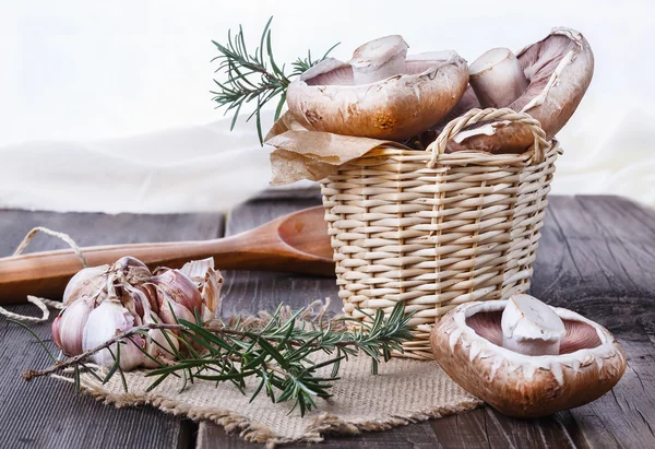 Portobello mushrooms in a woven basket — Stock Photo, Image