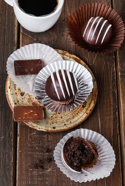 巧克力松饼上深色的木质背景 — 图库照片
