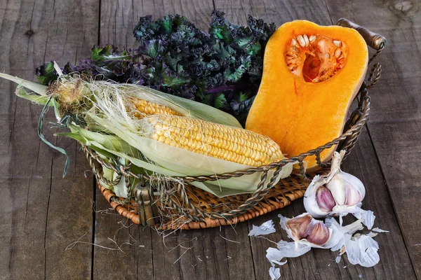 Kleurrijke biologische groenten op een rustieke houten achtergrond — Stockfoto