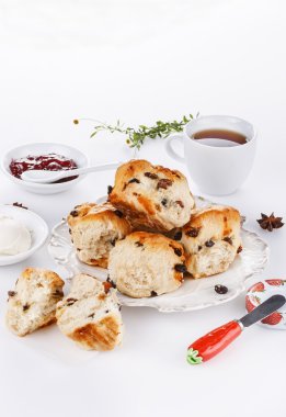 Beyaz arka plan üzerinde öğleden sonra çay öğelerle Aplikler