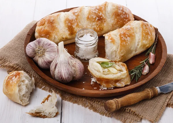Freshly baked bread rolls and garlic — Stock Photo, Image