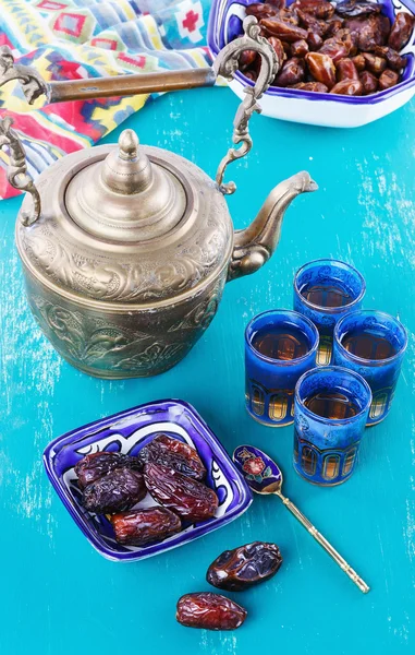 Date Palm e chá do Oriente Médio sobre fundo de madeira — Fotografia de Stock