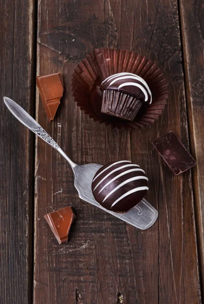 Muffin al cioccolato su sfondo di legno scuro — Foto Stock