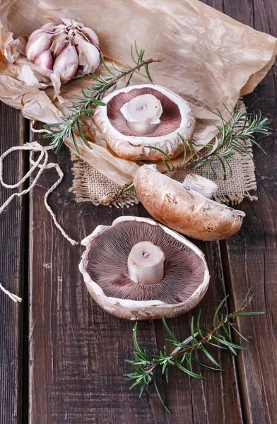 Portobello funghi su sfondo rustico in legno — Foto Stock