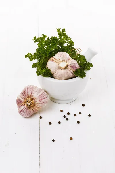 Garlic and parsley in a mortar — Stock Photo, Image