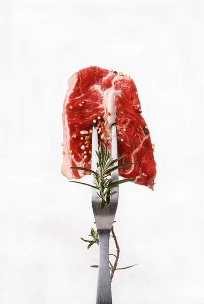 Un morceau de viande rouge sur une fourchette — Photo