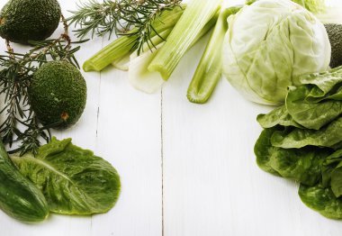 Beyaz ahşap zemin üzerine yeşil sebzeler