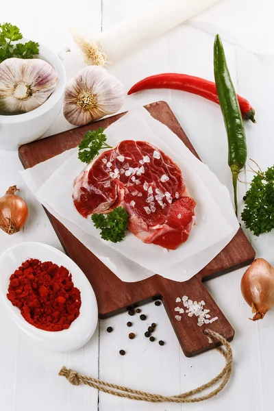 Rotes Fleisch und Arten auf weißem Hintergrund — Stockfoto