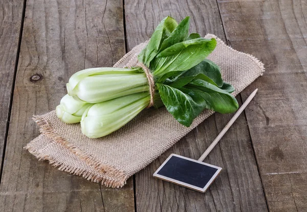 Bock Choy su uno sfondo in legno rustico — Foto Stock